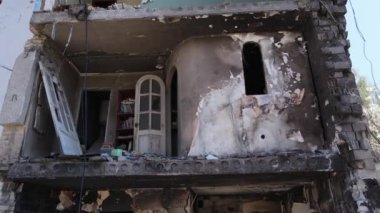 Ukrayna 'nın Kyiv bölgesindeki Borodyanka' daki harabe konut binası