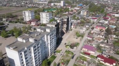 Ukrayna 'nın Kyiv bölgesindeki Borodyanka' daki harabe konut binası