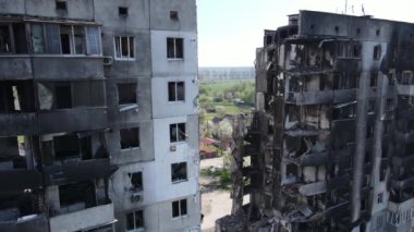 Ukrayna 'nın Kyiv bölgesindeki Borodyanka' daki harabe konut binası