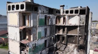 Ukrayna 'nın Kyiv bölgesindeki Borodyanka' daki harabe konut binası