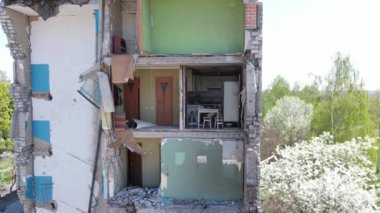 Ukrayna 'nın Kyiv bölgesindeki Borodyanka' daki harabe konut binası