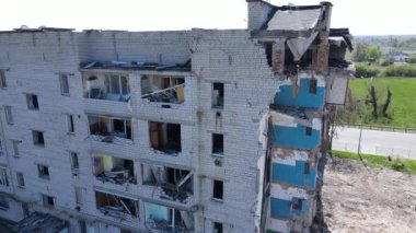 Ukrayna 'nın Kyiv bölgesindeki Borodyanka' daki harabe konut binası