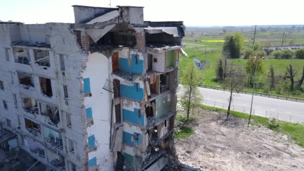 Konsekvenser Kriget Förstört Bostadshus Borodyanka Ukraina — Stockvideo