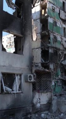 Ukrayna 'nın Kyiv bölgesindeki Borodyanka' daki harabe konut binası