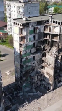 Ukrayna 'nın Kyiv bölgesindeki Borodyanka' daki harabe konut binası