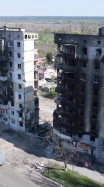 Ukrayna 'nın Kyiv bölgesindeki Borodyanka' daki harabe konut binası