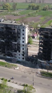 Ukrayna 'nın Kyiv bölgesindeki Borodyanka' daki harabe konut binası