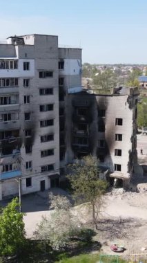 Ukrayna 'nın Kyiv bölgesindeki Borodyanka' daki harabe konut binası