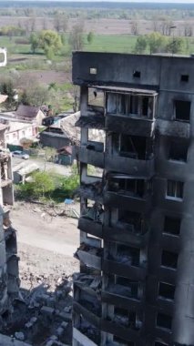 Ukrayna 'nın Kyiv bölgesindeki Borodyanka' daki harabe konut binası