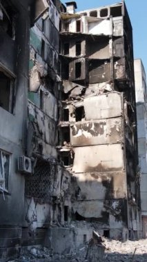 Ukrayna 'nın Kyiv bölgesindeki Borodyanka' daki harabe konut binası