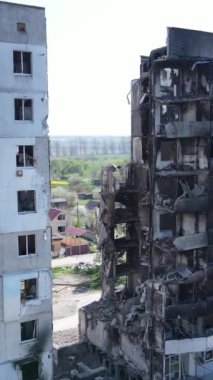 Ukrayna 'nın Kyiv bölgesindeki Borodyanka' daki harabe konut binası