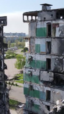 Ukrayna 'nın Kyiv bölgesindeki Borodyanka' daki harabe konut binası