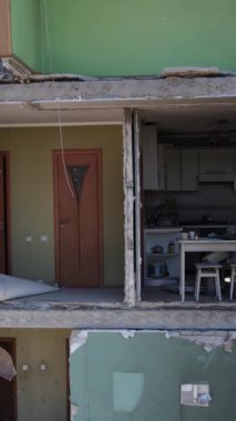 Ukrayna 'nın Kyiv bölgesindeki Borodyanka' daki harabe konut binası