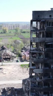 Ukrayna 'nın Kyiv bölgesindeki Borodyanka' daki harabe konut binası