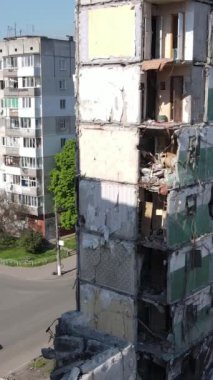 Ukrayna 'nın Kyiv bölgesindeki Borodyanka' daki harabe konut binası