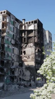 Ukrayna 'nın Kyiv bölgesindeki Borodyanka' daki harabe konut binası