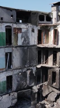Ukrayna 'nın Kyiv bölgesindeki Borodyanka' daki harabe konut binası