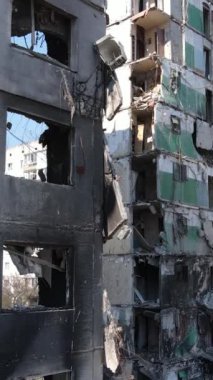 Ukrayna 'nın Kyiv bölgesindeki Borodyanka' daki harabe konut binası