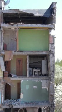 Ukrayna 'nın Kyiv bölgesindeki Borodyanka' daki harabe konut binası