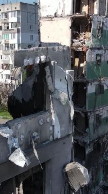 Ukrayna 'nın Kyiv bölgesindeki Borodyanka' daki harabe konut binası