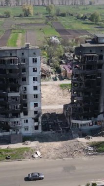 Ukrayna 'nın Kyiv bölgesindeki Borodyanka' daki harabe konut binası