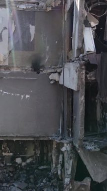 Ukrayna 'nın Kyiv bölgesindeki Borodyanka' daki harabe konut binası