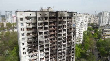 Ukrayna, Kyiv 'de yanmış ve yıkılmış bir ev.