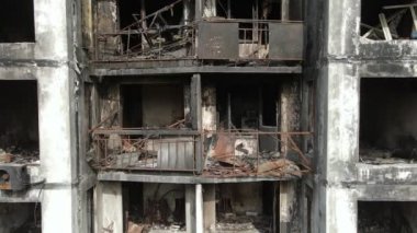 Ukrayna, Kyiv 'de yanmış ve yıkılmış bir ev.