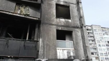 Ukrayna, Kyiv 'de yanmış ve yıkılmış bir ev.