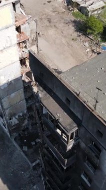 Ukrayna 'nın Kyiv bölgesindeki Borodyanka' daki harabe konut binası