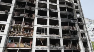 Ukrayna, Kyiv 'de yanmış ve yıkılmış bir ev.