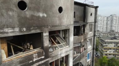 Ukrayna, Kyiv 'de yanmış ve yıkılmış bir ev.