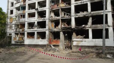 Ukrayna, Kyiv 'de yanmış ve yıkılmış bir ev.