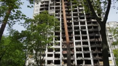 Ukrayna, Kyiv 'de yanmış ve yıkılmış bir ev.