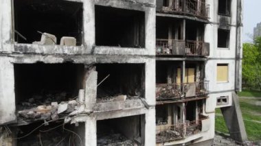 Ukrayna, Kyiv 'de yanmış ve yıkılmış bir ev.