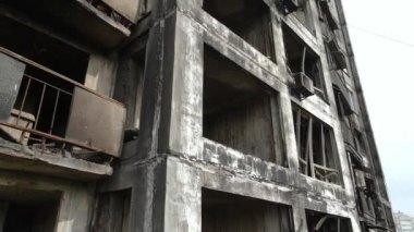 Ukrayna, Kyiv 'de yanmış ve yıkılmış bir ev.