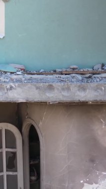 Ukrayna 'nın Kyiv bölgesindeki Borodyanka' daki harabe konut binası