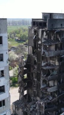 Ukrayna 'nın Kyiv bölgesindeki Borodyanka' daki harabe konut binası