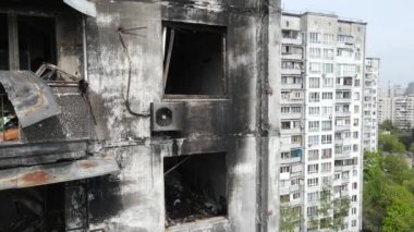 Ukrayna, Kyiv 'de yanmış ve yıkılmış bir ev.