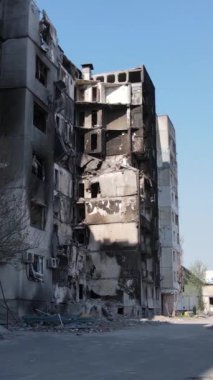 Ukrayna 'nın Kyiv bölgesindeki Borodyanka' daki harabe konut binası