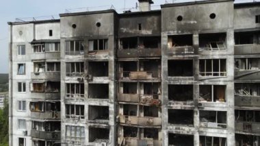 Ukrayna, Kyiv 'de yanmış ve yıkılmış bir ev.