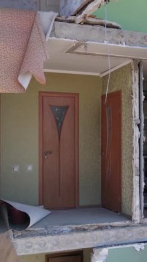 Ukrayna 'nın Kyiv bölgesindeki Borodyanka' daki harabe konut binası