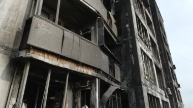 Ukrayna, Kyiv 'de yanmış ve yıkılmış bir ev.