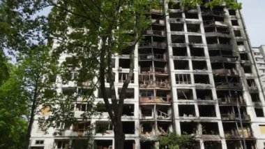 Ukrayna, Kyiv 'de yanmış ve yıkılmış bir ev.