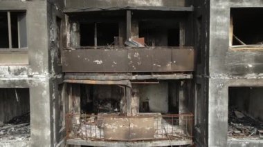 Ukrayna, Kyiv 'de yanmış ve yıkılmış bir ev.