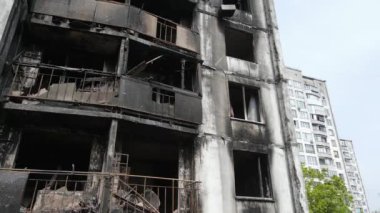 Ukrayna, Kyiv 'de yanmış ve yıkılmış bir ev.