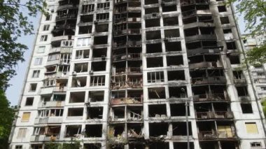 Ukrayna, Kyiv 'de yanmış ve yıkılmış bir ev.