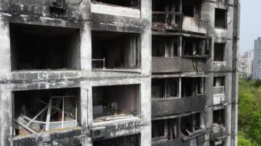 Ukrayna, Kyiv 'de yanmış ve yıkılmış bir ev.