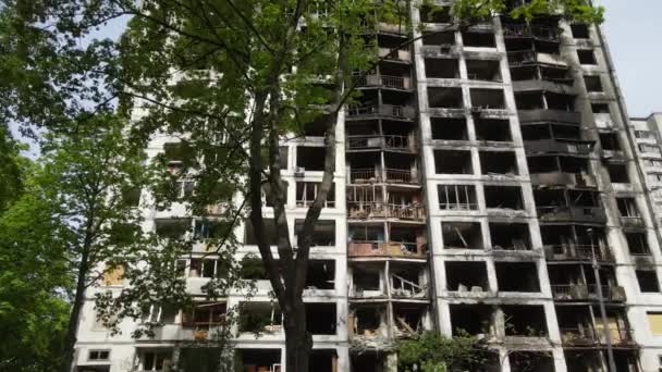 Membakar Dan Menghancurkan Rumah Kyiv Ukraina — Stok Video