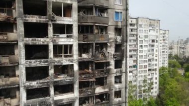 Ukrayna, Kyiv 'de yanmış ve yıkılmış bir ev.